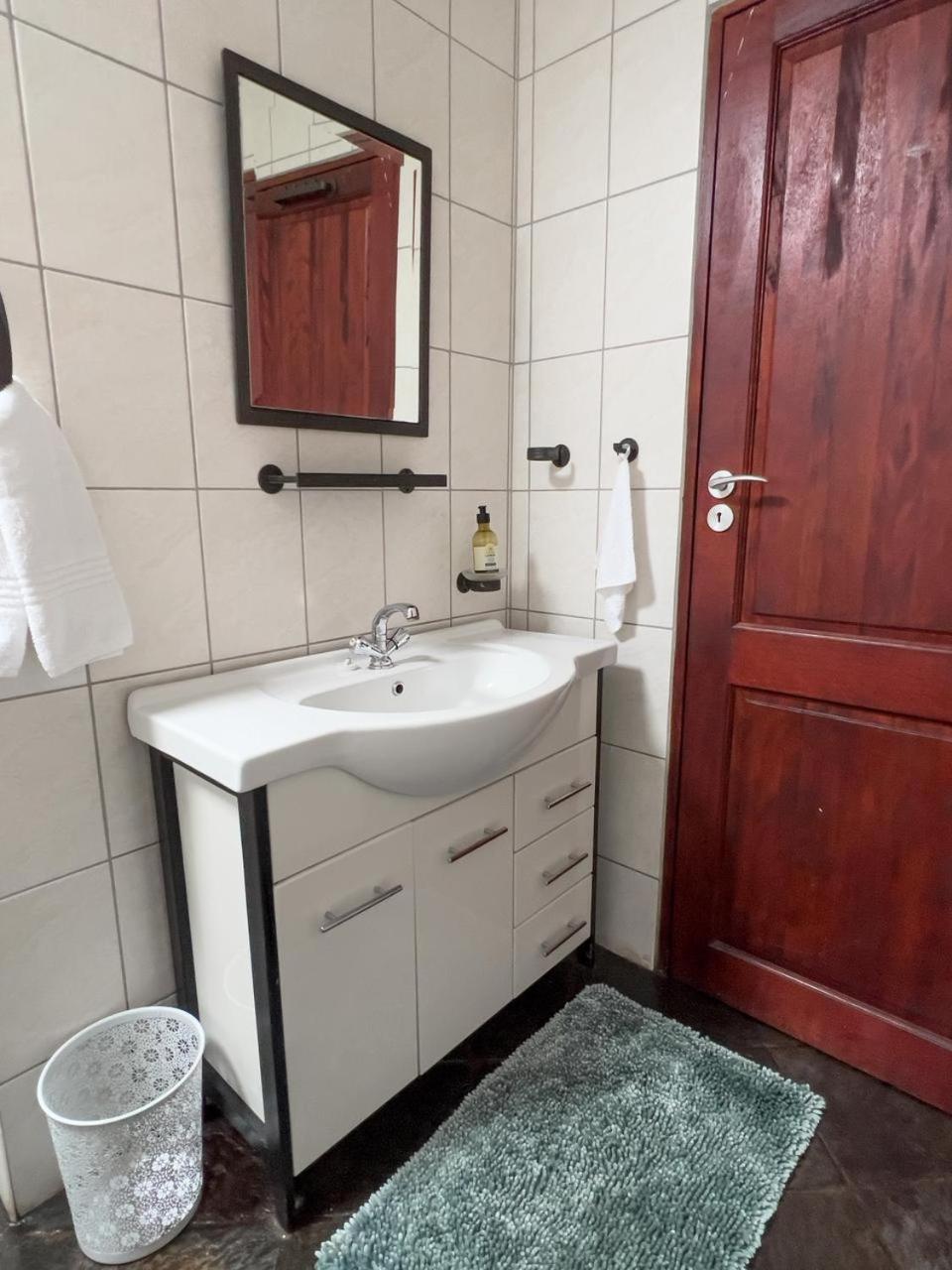 Spies Villa - Fast Wi-Fi, Netflix And Generator Middelburg  Extérieur photo