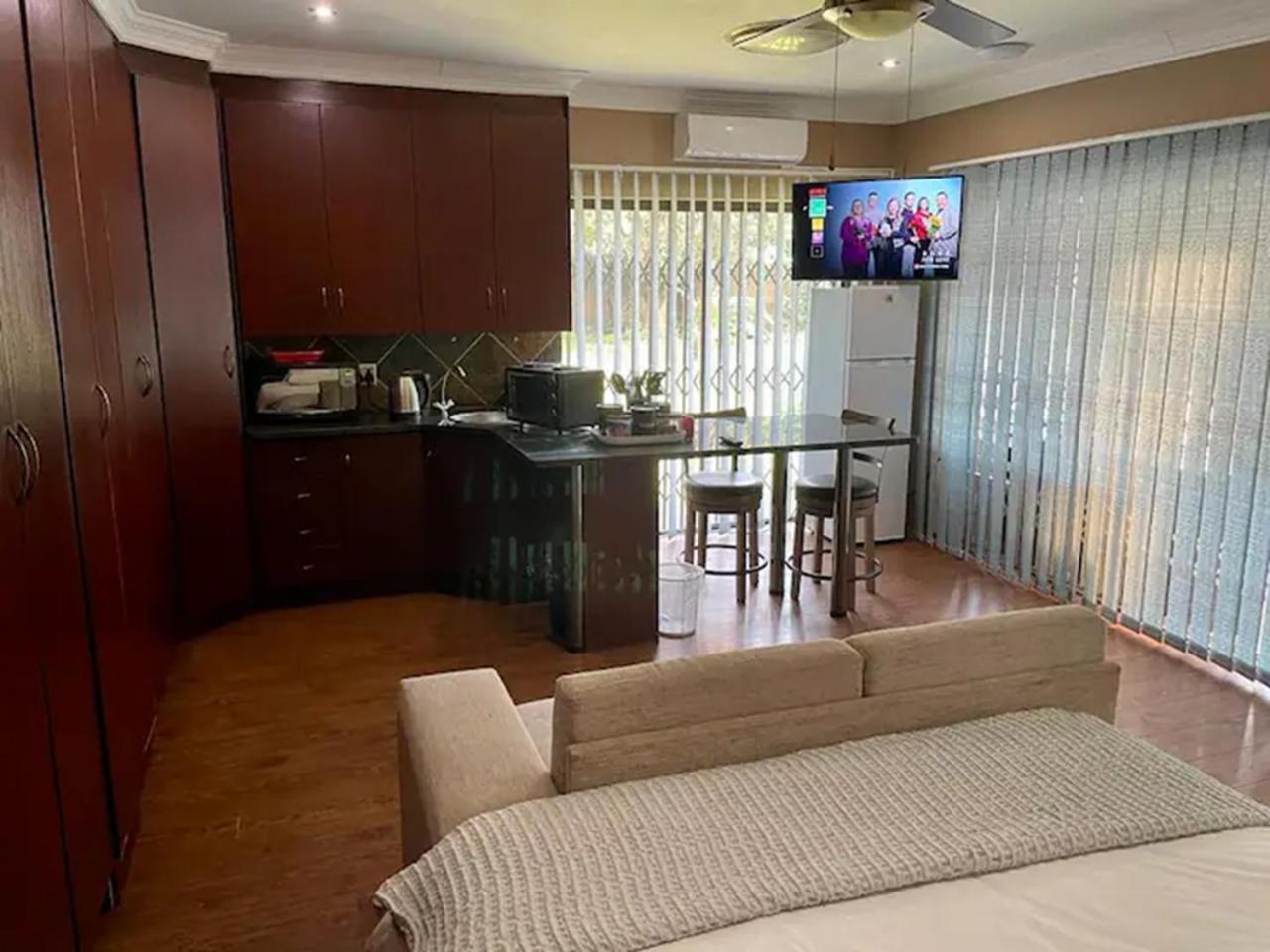 Spies Villa - Fast Wi-Fi, Netflix And Generator Middelburg  Extérieur photo